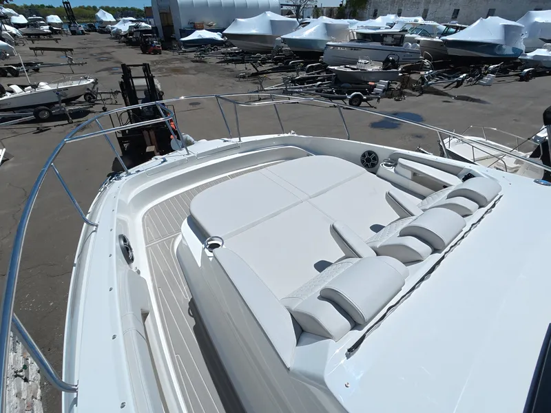 Slide: The Image of Sea Ray Sundancer 320 Outboard 2026 - 37