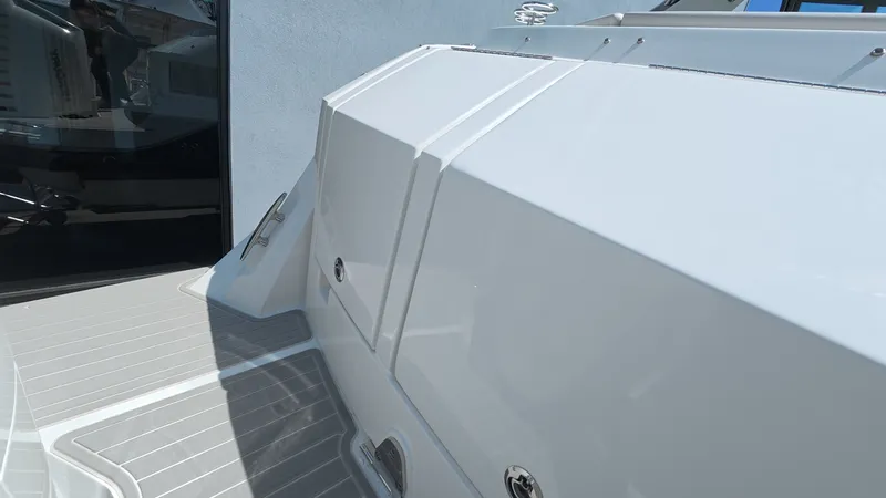 Slide: The Image of Sea Ray Sundancer 320 Outboard 2026 - 7