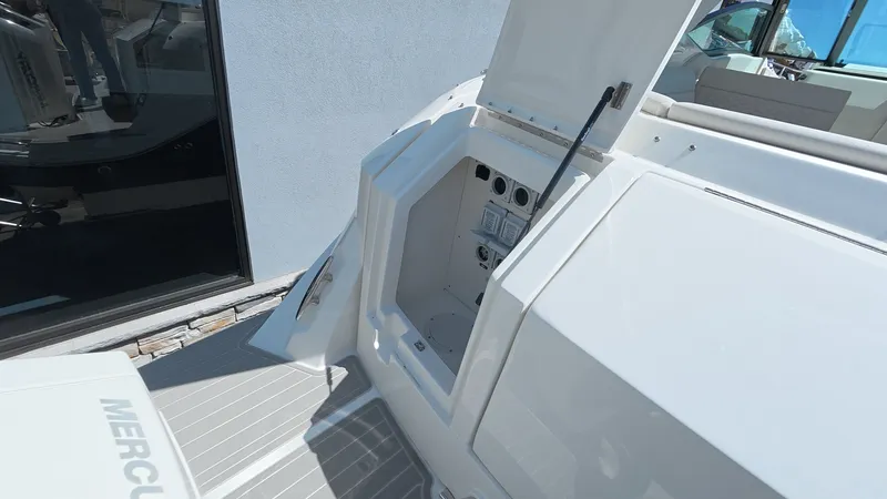 Slide: The Image of Sea Ray Sundancer 320 Outboard 2026 - 8