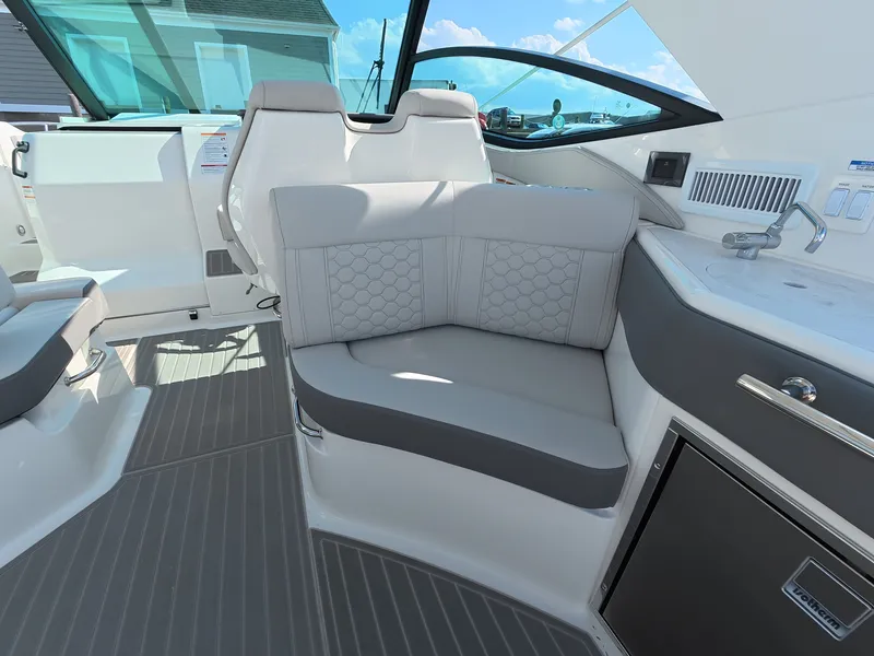 Slide: The Image of Sea Ray Sundancer 320 Outboard 2026 - 14