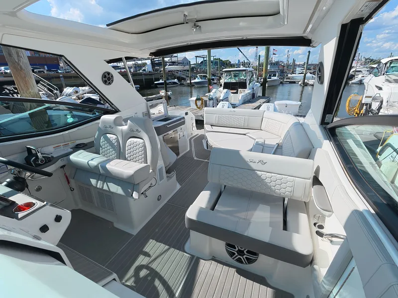 Slide: The Image of Sea Ray Sundancer 320 Outboard 2026 - 11