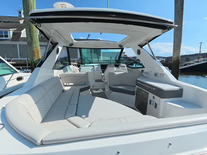 Slide: The Image of Sea Ray Sundancer 320 Outboard 2026 - 7