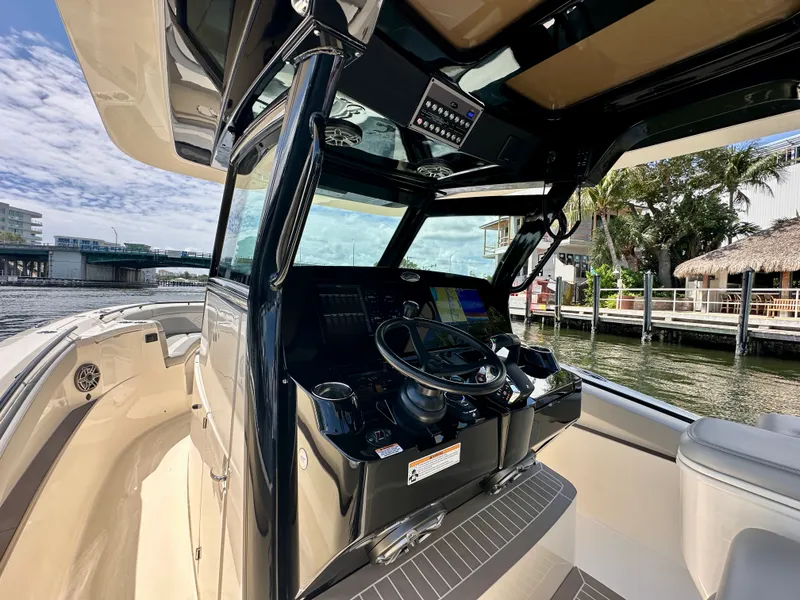 Slide: The Image of Scout 330 LXF 2025 - 19