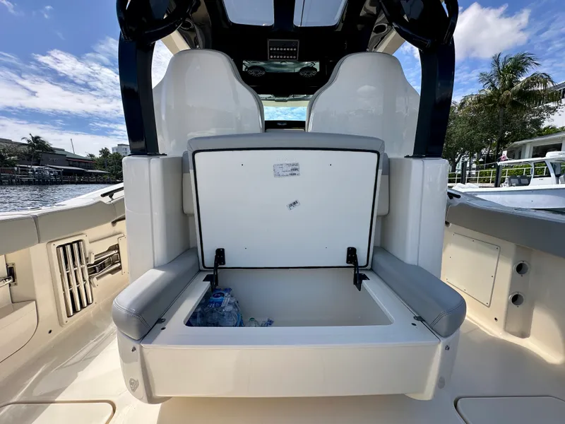 Slide: The Image of Scout 330 LXF 2025 - 35