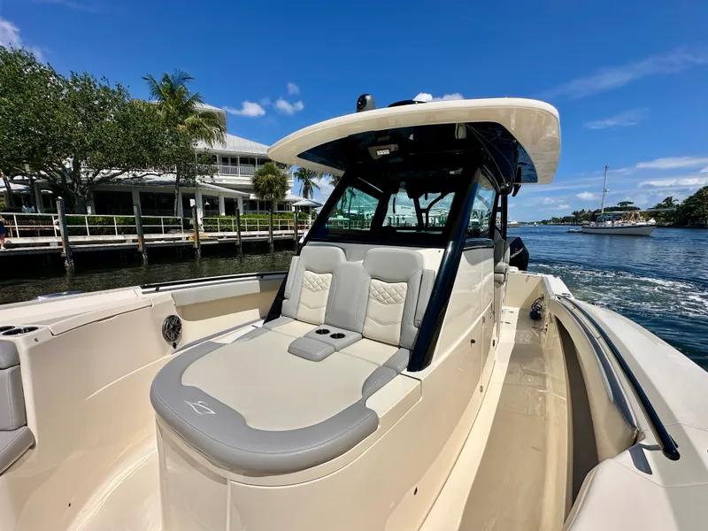 Slide: The Image of Scout 330 LXF 2025 - 17