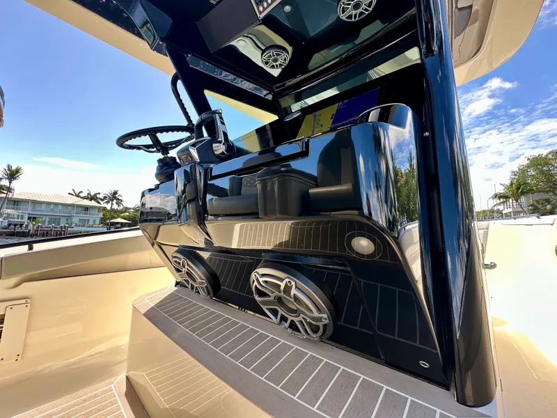 Slide: The Image of Scout 330 LXF 2025 - 24