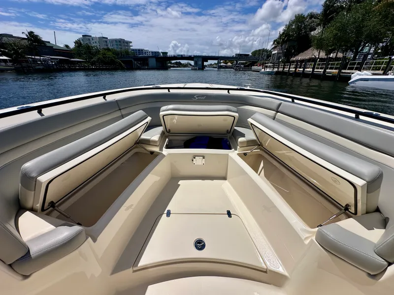 Slide: The Image of Scout 330 LXF 2025 - 15