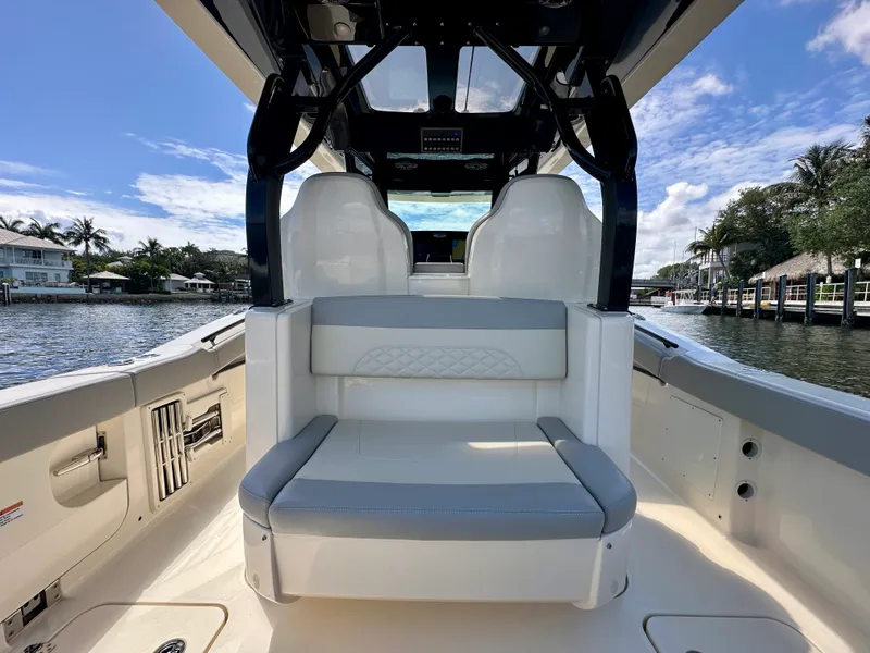Slide: The Image of Scout 330 LXF 2025 - 34