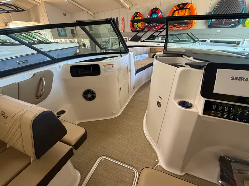 Slide: The Image of Sea Ray SDX 250 2026 - 17