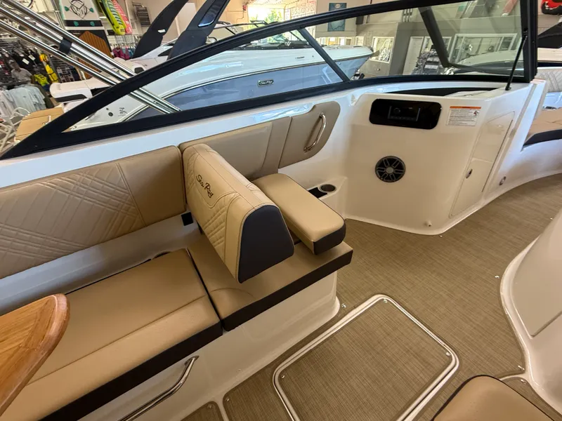 Slide: The Image of Sea Ray SDX 250 2026 - 8