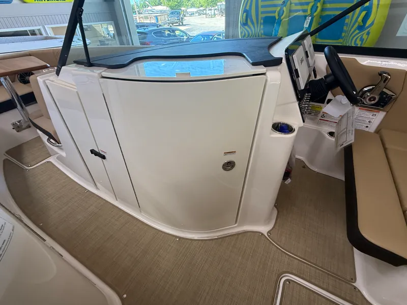 Slide: The Image of Sea Ray SDX 250 2026 - 21