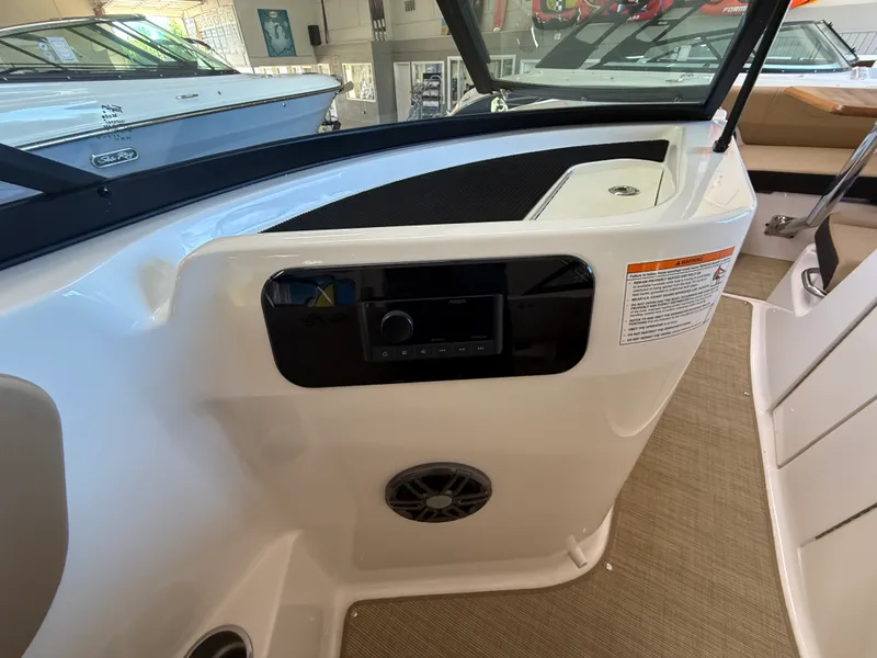 Slide: The Image of Sea Ray SDX 250 2026 - 29