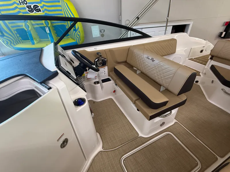 Slide: The Image of Sea Ray SDX 250 2026 - 9