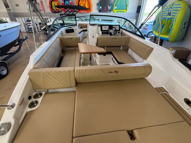 Slide: The Image of Sea Ray SDX 250 2026 - 5