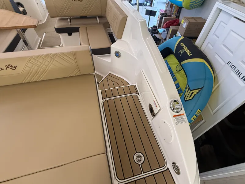 Slide: The Image of Sea Ray SDX 250 2026 - 6