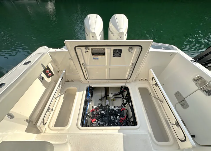 Slide: The Image of Boston Whaler Vantage 280 2025 - 7