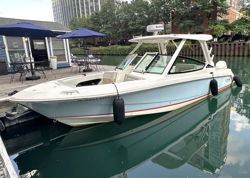 Slide: The Image of Boston Whaler Vantage 280 2025 - 6