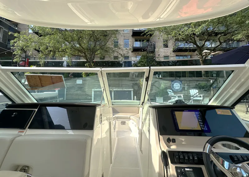 Slide: The Image of Boston Whaler Vantage 280 2025 - 9