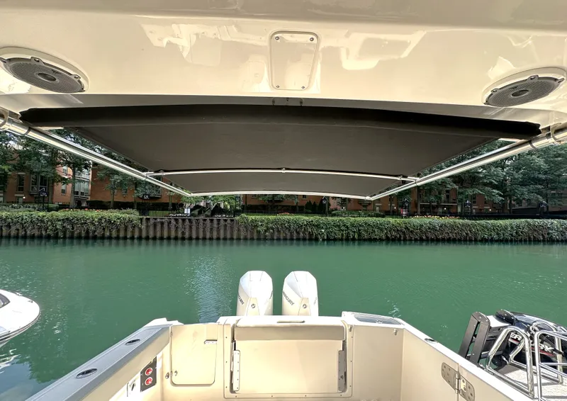 Slide: The Image of Boston Whaler Vantage 280 2025 - 11