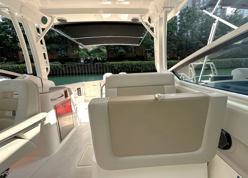Slide: The Image of Boston Whaler Vantage 280 2025 - 12