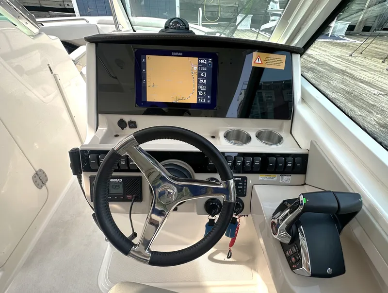 Slide: The Image of Boston Whaler Vantage 280 2025 - 2