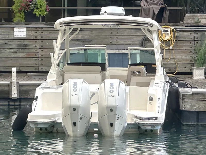 Slide: The Image of Boston Whaler Vantage 280 2025 - 5