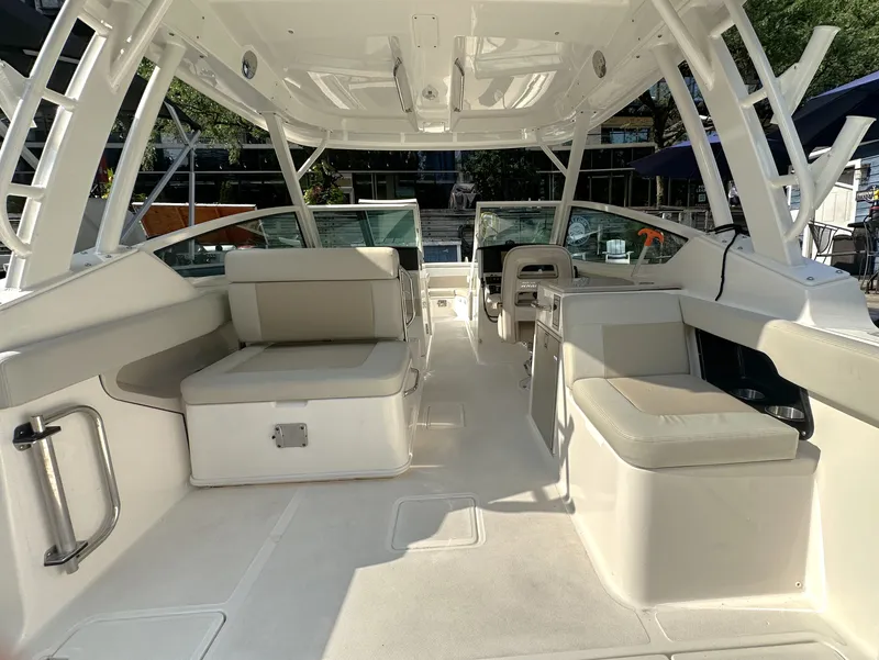 Slide: The Image of Boston Whaler Vantage 280 2025 - 4