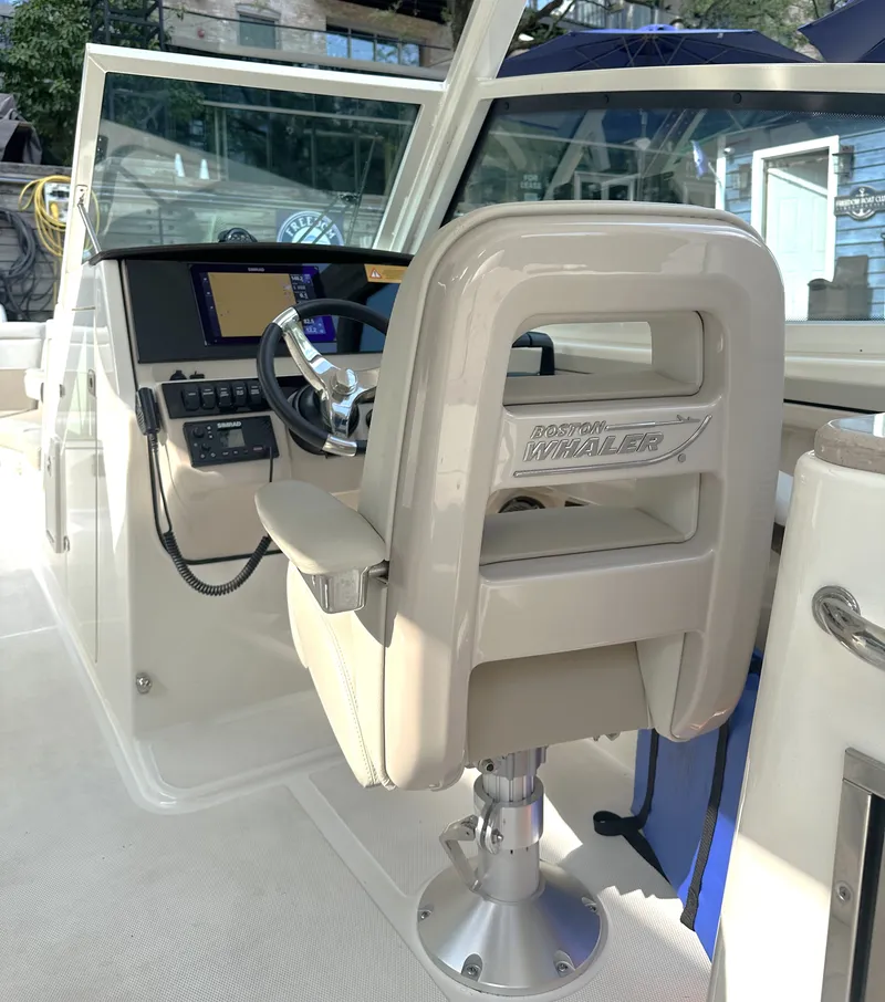 Slide: The Image of Boston Whaler Vantage 280 2025 - 3