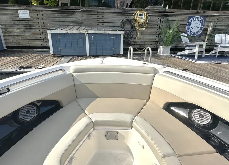 Slide: The Image of Boston Whaler Vantage 280 2025 - 1