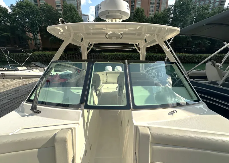 Slide: The Image of Boston Whaler Vantage 280 2025 - 10