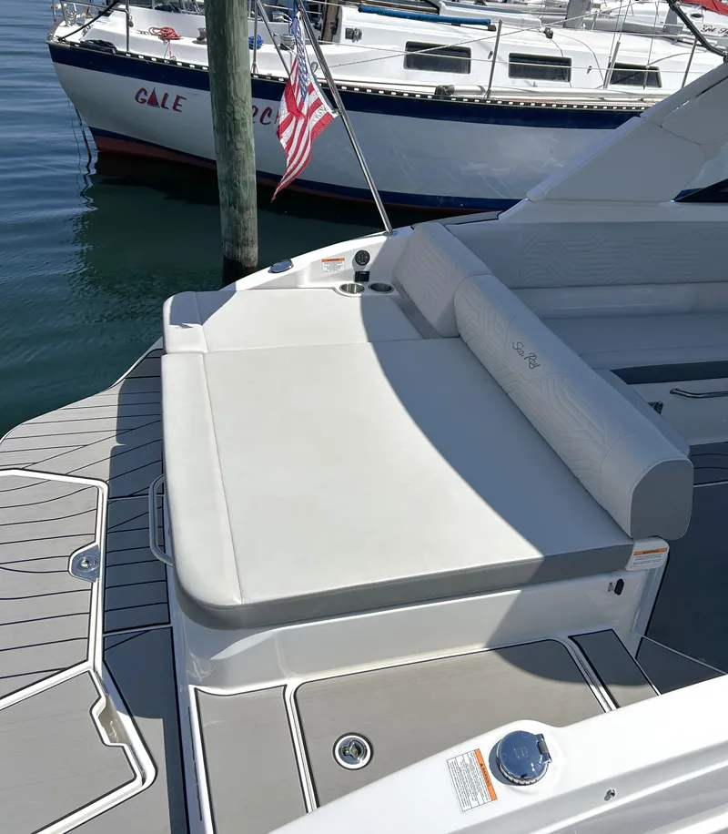 Slide: The Image of Sea Ray SDX 270 Surf 2025 - 12