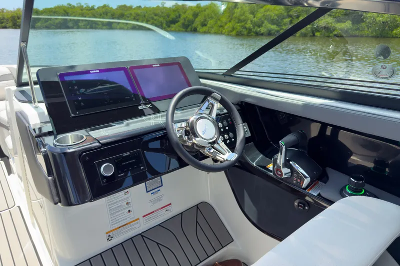 Slide: The Image of Sea Ray SLX 280 Outboard 2026 - 13