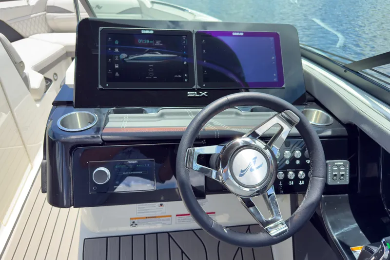 Slide: The Image of Sea Ray SLX 280 Outboard 2026 - 15