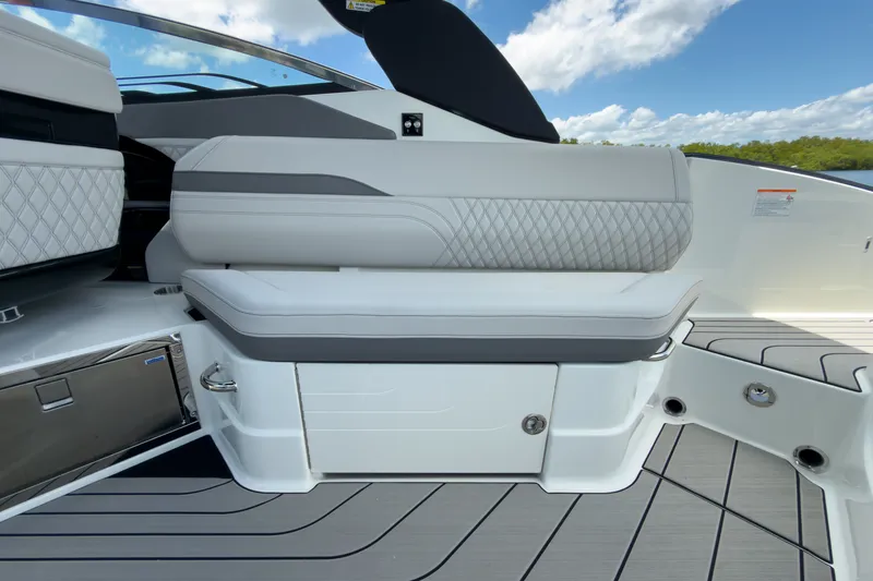 Slide: The Image of Sea Ray SLX 280 Outboard 2026 - 9