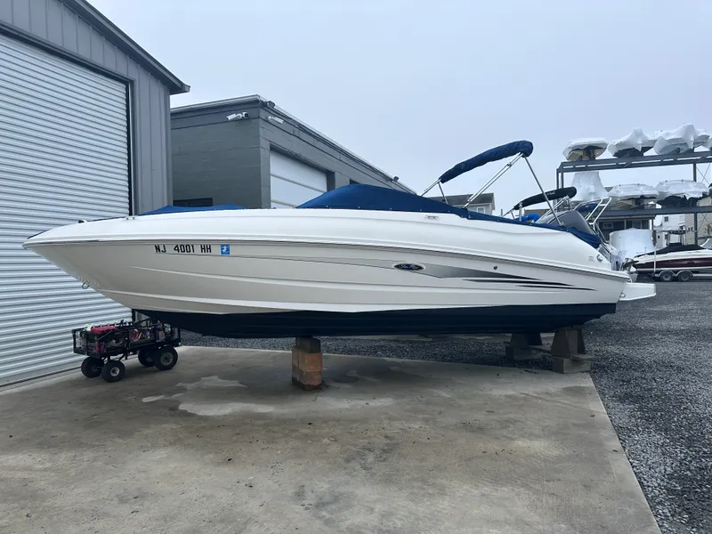 The Image of Sea Ray 240 Sundeck Outboard 2016 - 0