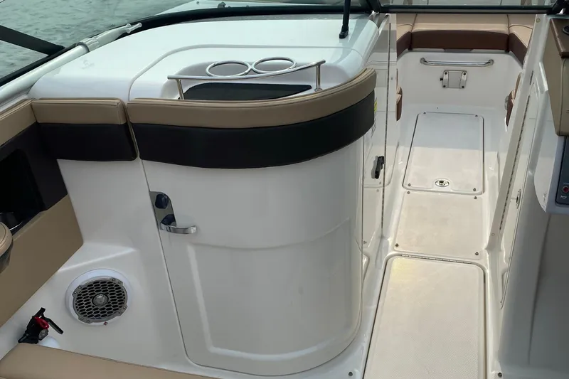 Slide: The Image of Sea Ray 240 Sundeck Outboard 2016 - 7