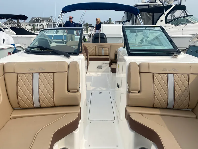 Slide: The Image of Sea Ray 240 Sundeck Outboard 2016 - 8