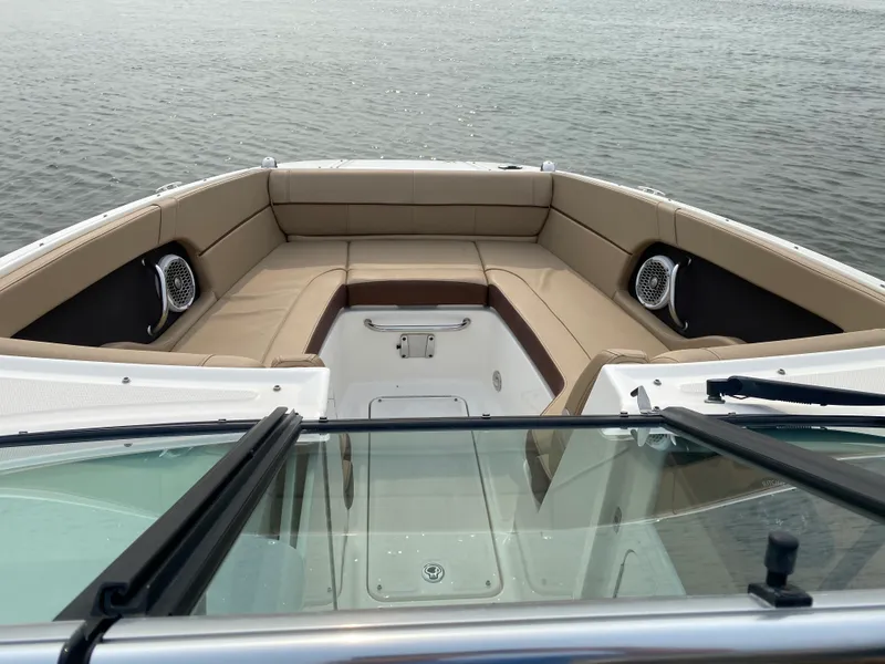 Slide: The Image of Sea Ray 240 Sundeck Outboard 2016 - 9