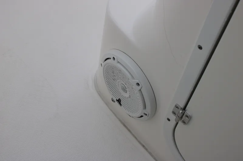 Slide: The Image of Boston Whaler 190 Montauk 2026 - 17