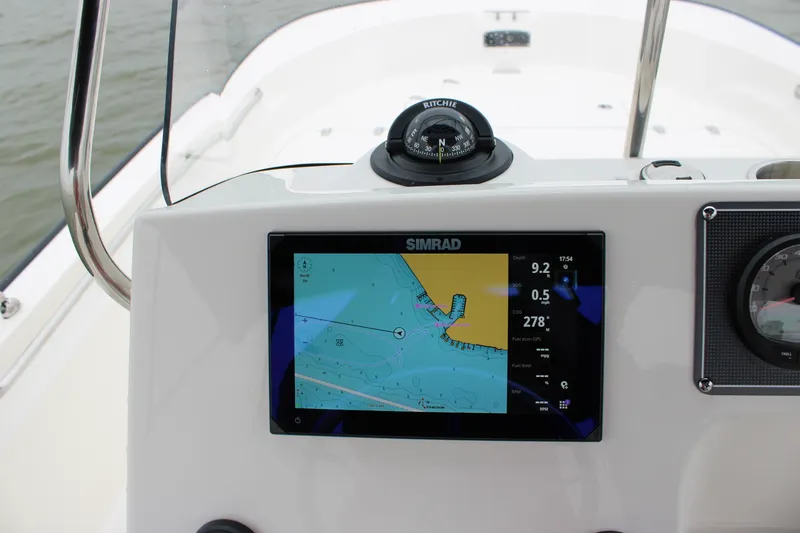 Slide: The Image of Boston Whaler 190 Montauk 2026 - 28