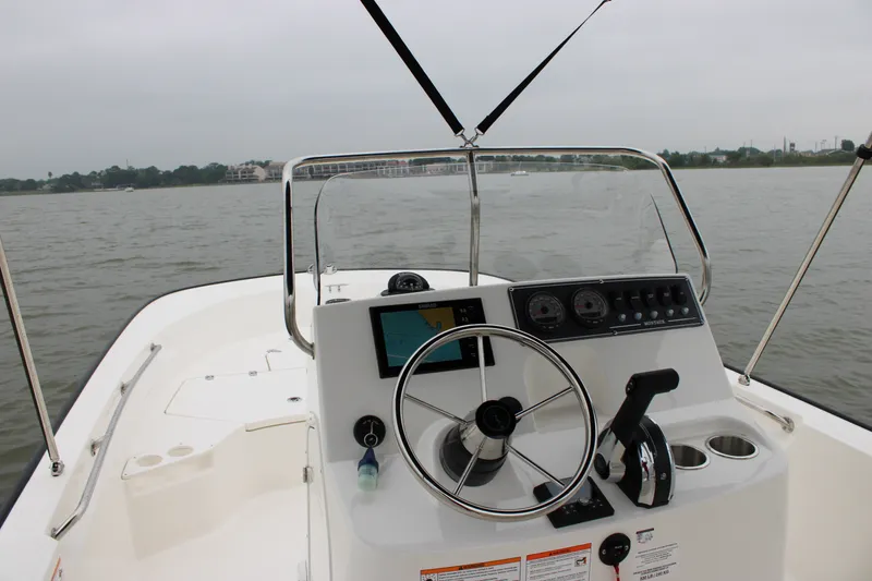 Slide: The Image of Boston Whaler 190 Montauk 2026 - 29