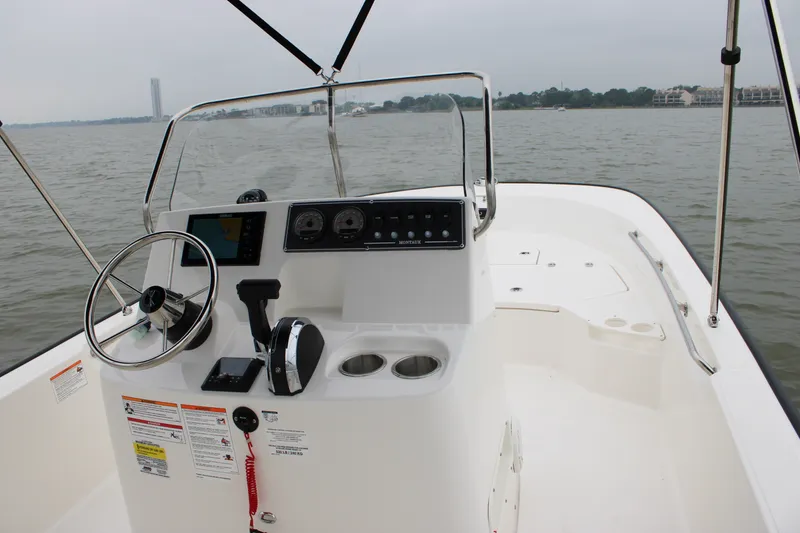 Slide: The Image of Boston Whaler 190 Montauk 2026 - 30
