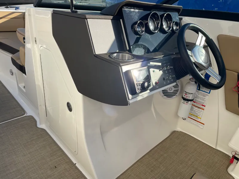 Slide: The Image of Sea Ray 270 SUNDECK 2018 - 11