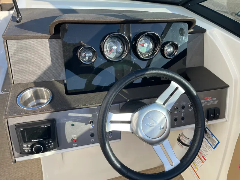 Slide: The Image of Sea Ray 270 SUNDECK 2018 - 14