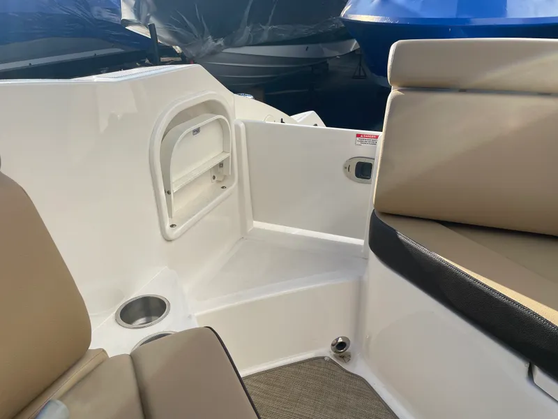 Slide: The Image of Sea Ray 270 SUNDECK 2018 - 22