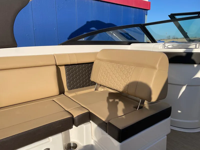 Slide: The Image of Sea Ray 270 SUNDECK 2018 - 32