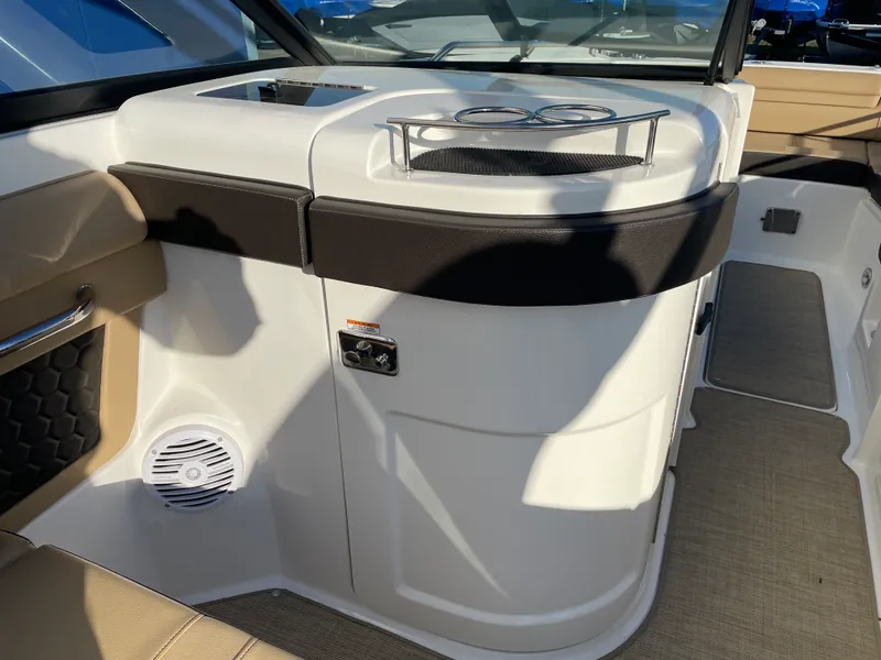 Slide: The Image of Sea Ray 270 SUNDECK 2018 - 33