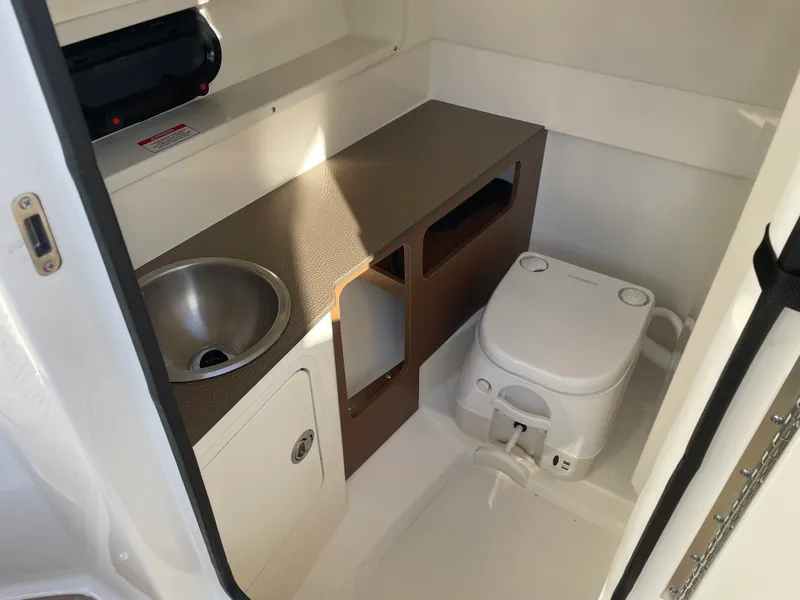 Slide: The Image of Sea Ray 270 SUNDECK 2018 - 34