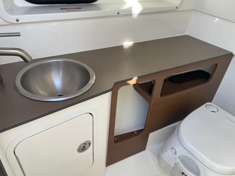Slide: The Image of Sea Ray 270 SUNDECK 2018 - 36
