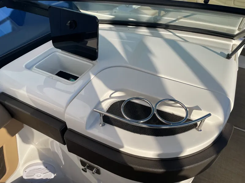 Slide: The Image of Sea Ray 270 SUNDECK 2018 - 37